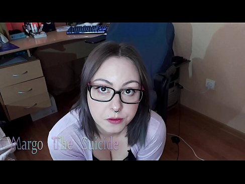 ❤️ Секси девојка со наочари длабоко го цица дилдото на камерата ❤ Квалитетно порно кај нас ️❤